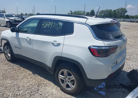 2023 Jeep Compass Latitude 4X4 z USA, uszkodzony, nr VIN 3C4NJDBN3PT562104